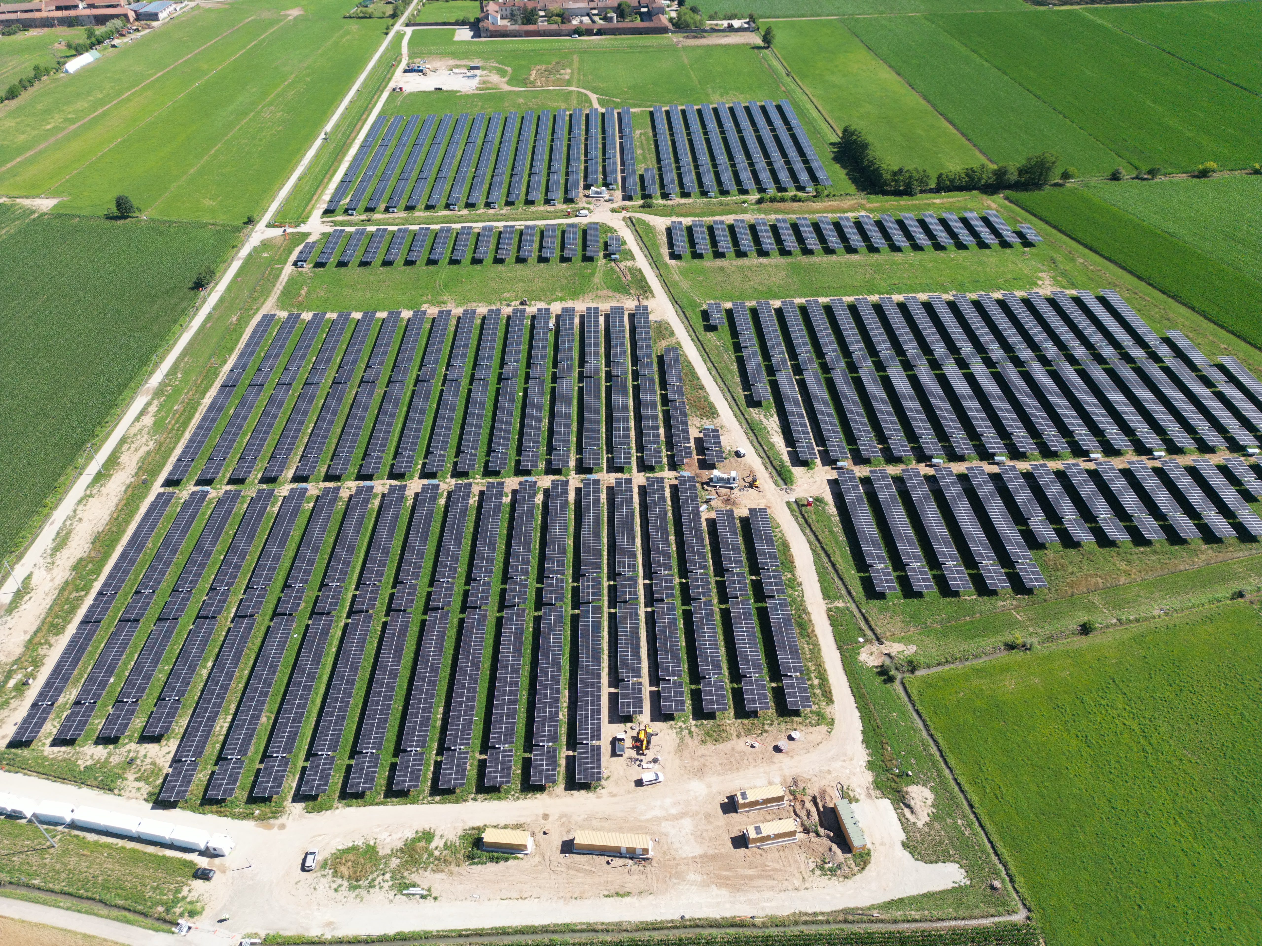 Panoramica impianto fotovoltaico utility-scale