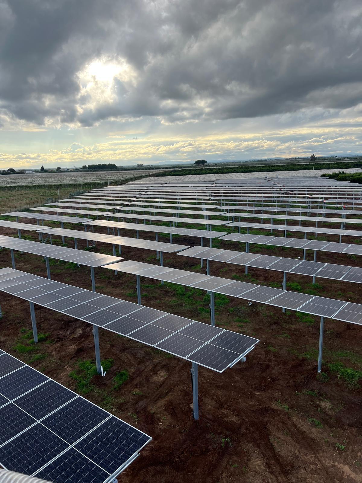 Campo fotovoltaico in costruzione